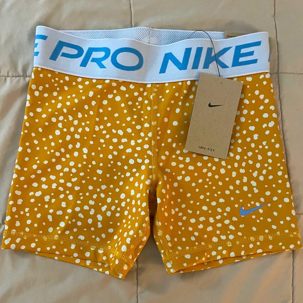 Girl’s Nike Pro shorts NWT M